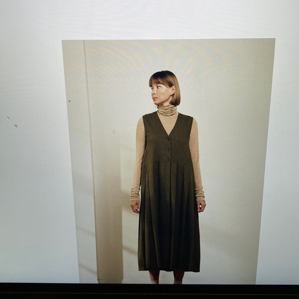 Amente Pleated Sleeveless Midi Dress